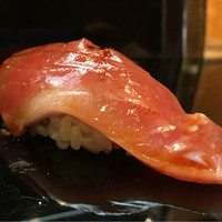 鮨 一條 - 鰹。塩をして脱水。中に生姜と浅葱を噛ませて。酸味が感じられた後に凝縮した身がとろりと滑らかに身がすべる。噛ませた生姜と浅葱も適度な風味に落ち着き美味。