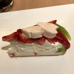 カフェコムサ - いちごと桜ホワイトチョコレートのケーキ
