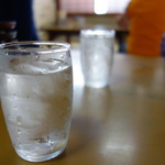 満古登食堂 - キンキンに冷えたお冷はさすがまこと♪