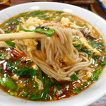 江戸家 - 辛そばは、見た目は中華風ですが、麺は日本そばなのがユニーク