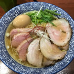 麺や而今 - 塩らーめん(塩鶏湯そば)＋煮玉子＋ミックスチャーシュー(バラ・鴨2枚ずつ)