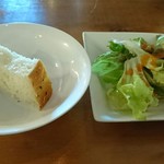 グルグル イタリア食堂 - パンとサラダ