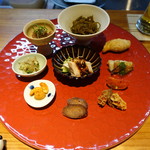 明道町中国菜 一星 - 2017.05 前菜盛り合わせ(もずく麻辣ソース、鳥レバーのパイ、大根餅、トマト、蜂の巣、牛すね腸詰、ナッツ、カツオ紹興酒つけ、よだれどり)