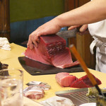 うを徳 - まぐろをさばいています