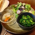 ジャム cafe 可鈴 - 菜の花の辛し和え(右)、グリーンサラダ(上)、ピクルス(左)※ピクルスはメニューには書かれていませんが必ず付いています。