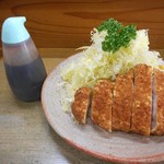 とんかつ とんき - キャベツの盛りはソースボトルと同じくらいの高さ