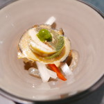 イチリン ハナレ - 地元堂ケ島のサザエと野菜出汁につけたクラゲ