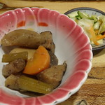 松本くろ門 - 山賊や定食(880円)の小鉢と漬物