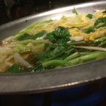 水炊き吟醸もつ鍋 由乃 - まずは野菜を全部投入しお出汁に野菜の旨味をプラス。