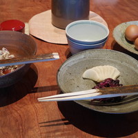 丹 - 赤コンニャクの白和え、漬け物、生卵。