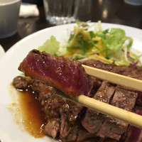 キャトルラパン 北梅田 - ミディアムレアの焼き加減、オニオンジンジャーソースがよく合う（╹◡╹）