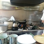 幸楽 - 鉄鍋の揚げ油が煮えたぎっています。