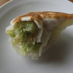 青竹手打ラーメン 日向屋 - 中の餡は、野菜がたっぷり！