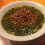 麺屋玉ぐすく - 台湾らぁめん
            辛さだけでなく上品ななかにに複雑な味わいのスープ。