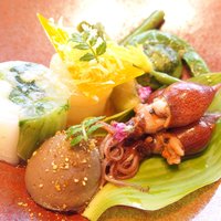 ナベノ-イズム - ランチコース 10000円 の江戸伝統野菜とフランス伝統食文化の融合、東京うどのマリネとミモレットチーズのマリアージュ、山形からの山菜をプレッセ仕立てとマリネし、富山県産ホタルイカのハーブコンフィ、黒造りのパテを添えて