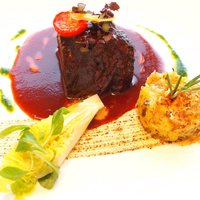 ナベノ-イズム - ランチコース 10000円 の和牛ほほ肉を赤ワインとオレンジで柔らかくブレゼ フランス プロヴァンス地方料理 "ドーブ"の定義に基づいて ローズマリーの香るジャガイモの入山せんべいクランブルとヴァニラオランジュのスュックをあしらって