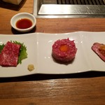 焼肉うしごろ - 牛刺し３種盛り合わせ　タタキ・ユッケ・ローストビーフ