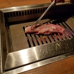 焼肉うしごろ - スタッフさんが焼いてくれ、