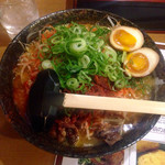 ラーメン工房　はっぴ - 肉たま(¥800) 大盛(+¥100) もやし(+¥100)
      スープはほんの少しピリ辛にしてあるように思えたが、牛肉の味つけの甘みが溶け出ている。これをプラスアルファとするか否か…。