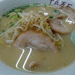 十五万石 - とんこつラーメン \550
(15日は、サービス価格 \350)