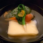 懐石料理 桝田 - 椀盛　若布真丈　湯葉豆腐　鶯菜　柚子。