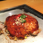 Hiroshima Fuu Okonomiyaki Teppanyaki Hassei - 初めて食べた本場の広島焼き（豚）
                        中華そばタップリで旨し！