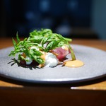 TACUBO - 鰹のカルパッチョ　トマトとフランボワーズソース、芹