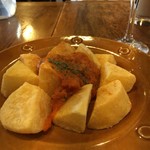 Barta - ポテトのピリ辛ソースみたいなやつ。食べ物は高めで少なめだけど、ハッピーアワーはいい感じ！