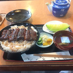 うなぎの京楽軒 - うなぎかさね税込3300円です。ご飯の上で一匹、中に三分の一？肝吸い、フルーツ付きです。