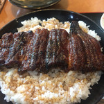 うなぎの京楽軒 - 炭で焼かれた鰻です。炭の香りを感じます。