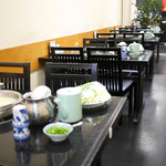 水たき 長野 - 店内　テーブル席　料理は既にスタンバイ済