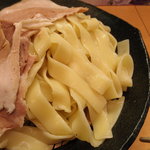 とろ肉つけ麺 魚とん - 麺はきし麺のように太いです