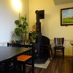 久保田 - 客席には薪ストーブと岩手山の絵が