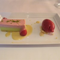 ブラッスリー ポール・ボキューズ 銀座 - 苺とピスタチオのムースリーヌ