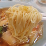 大弘軒 - 餡をどかして麺を手繰ると麺は細めのストレート