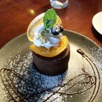 CAFE ARTISTA - ハニーオレンジとブランデーの生チョコレートケーキ