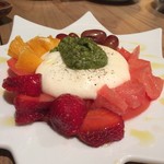 32orchard Fruit＋Bistro - ブラッティーナチーズと果実のカプレーゼ