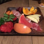 32orchard Fruit＋Bistro - 本日の精選ハムと季節の果実盛り合わせ