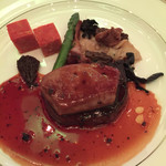 京王プラザホテル - 国産牛フィレ肉と鴨のフォアグラのポアレ、トリュフソース
            季節の彩り野菜添え