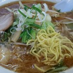 味の一平 - 麺をひっぱりだし