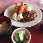 Riba- Fuji Kantori- Kurabu - 定食にはご飯とお味噌汁とお漬物が付いて、ドリンクバーとサラダバー付き