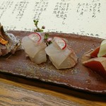 味心 すず木 - 鮪湯引きヅケ、活〆ひらめ、いさき炙り。