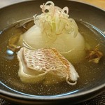 味心 すず木 - 新玉葱、鯛、舞茸揚げのお吸い物。