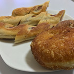 粉とクリーム - 長〜いウインナー棒とカレーパソ♡ 長いウインナー棒は自宅にて食べやすい長さに切断。