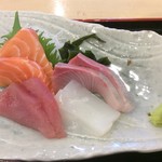 屋台居酒屋 大阪 満マル - 新鮮な魚たち！