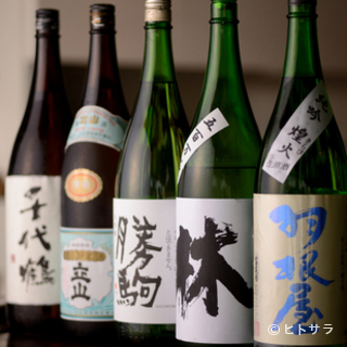 県内の日本酒を網羅。季節限定品など希少なものも取り扱い