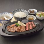 炭焼牛たん東山 - 牛たんと黒毛和牛赤身ステーキの定食
（牛たん焼2枚/黒毛和牛赤身ステーキ/焼き野菜/ツケダレ/生姜煮/季節のサラダ/麦飯/スープ）