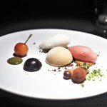 エクアトゥール - ヘーゼルナッツのパルフェ　ダークチェリーのアイス　練乳のアイス　ピスタチオのソース　キャラメルソース　トリュフチョコ