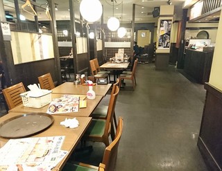 いろはにほへと - エントランスより店内奥方面、通路が広い