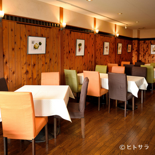 在充满木头温暖的餐厅里享用创意法国料理。